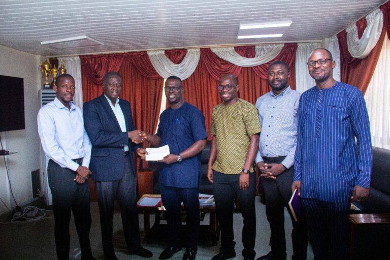 UDS Alumni Association Donates to UDS Endowment Fund (UDSEF)